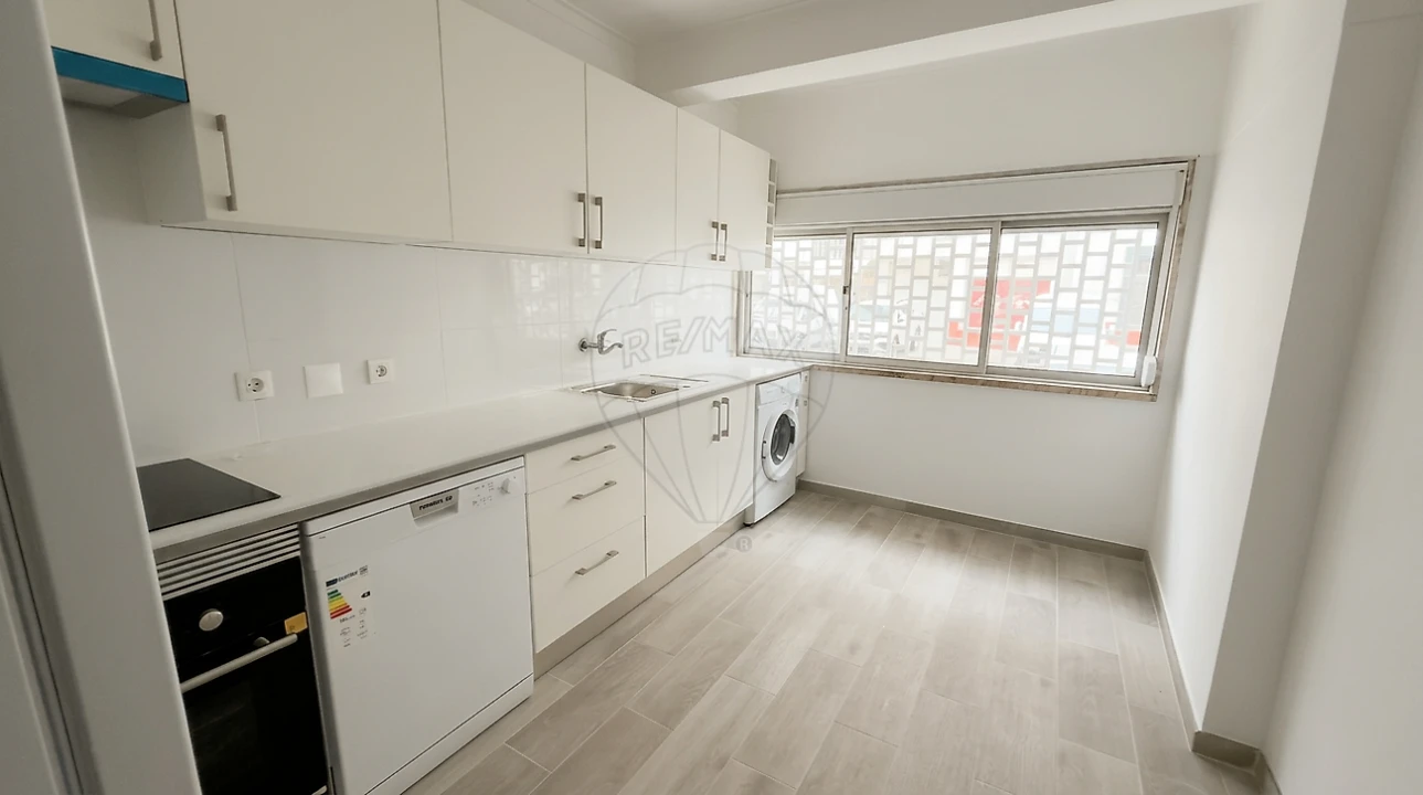 Apartamento T2 para Arrendamento em Queluz e Belas Foto 13