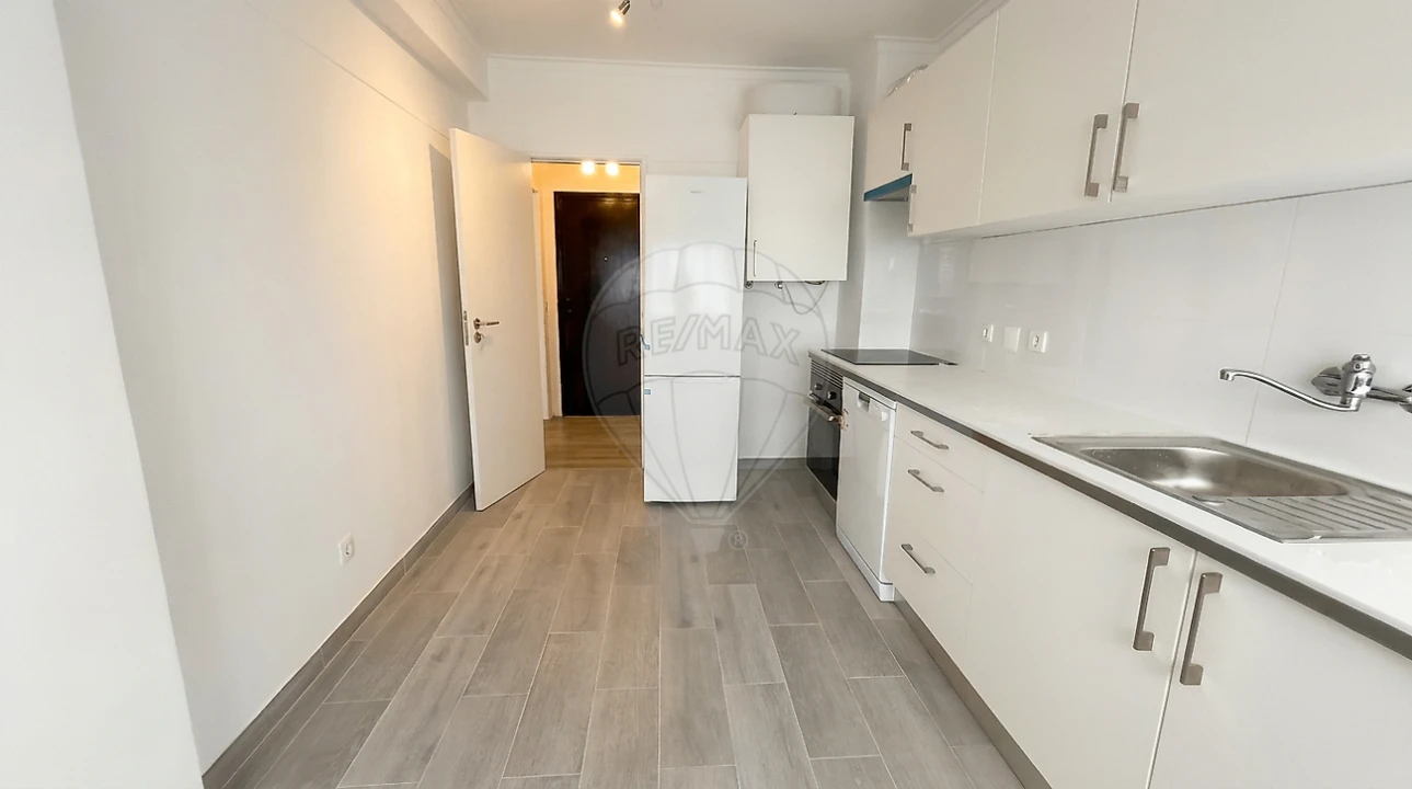 Apartamento T2 para Arrendamento em Queluz e Belas Foto 1