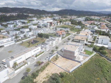 Terreno para Venda em Nogueira do Cravo e Pindelo
