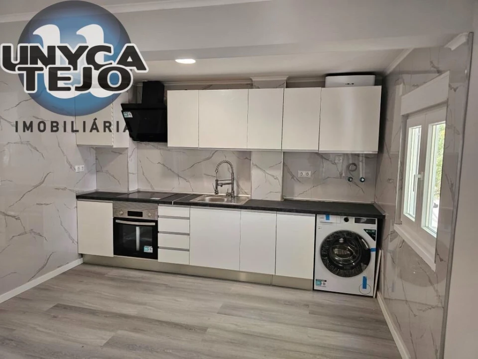 Apartamento T3 para Venda em Laranjeiro e Feijó Foto 1