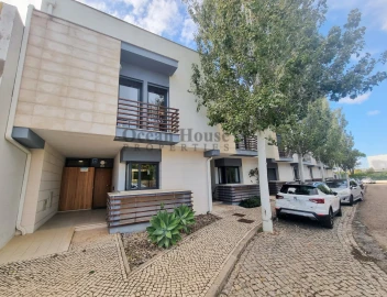 Moradia T4 para Venda em Quarteira