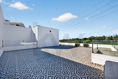 Moradia T3 para Venda em Laranjeiro e Feijó