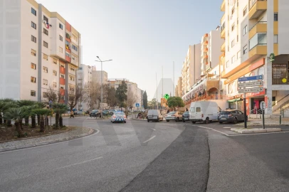Apartamento T2 para Venda em Massamá e Monte Abraão