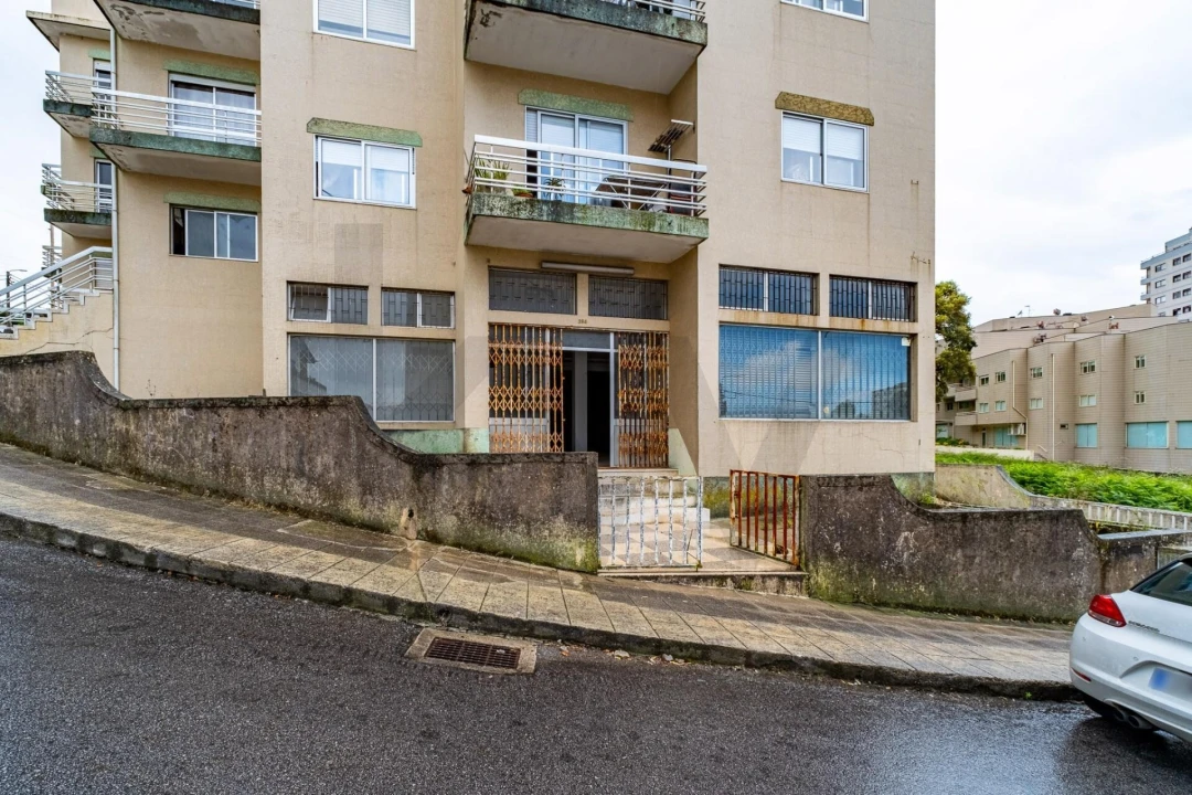Loja para Arrendamento em Oliveira do Douro Foto 14
