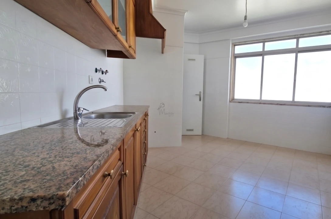 Apartamento T2 para Arrendamento em Mina de Água Foto 3