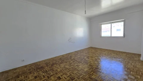Apartamento T2 para Arrendamento em Mina de Água