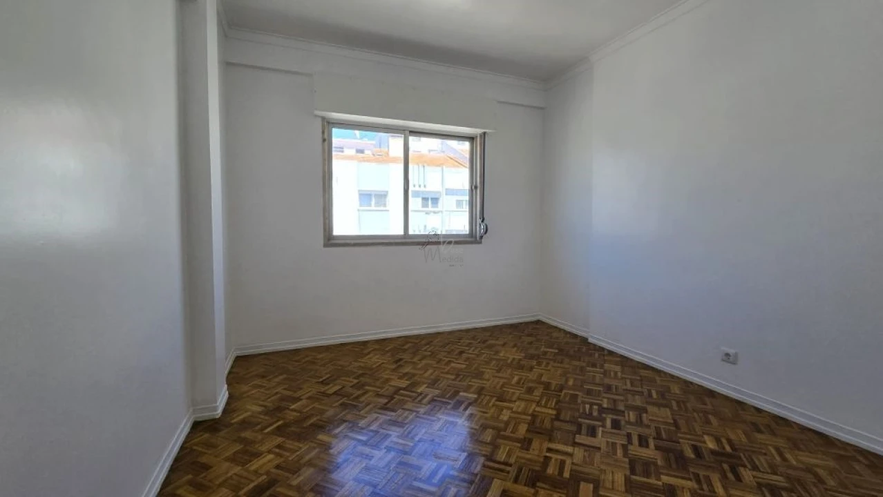 Apartamento T2 para Arrendamento em Mina de Água Foto 12