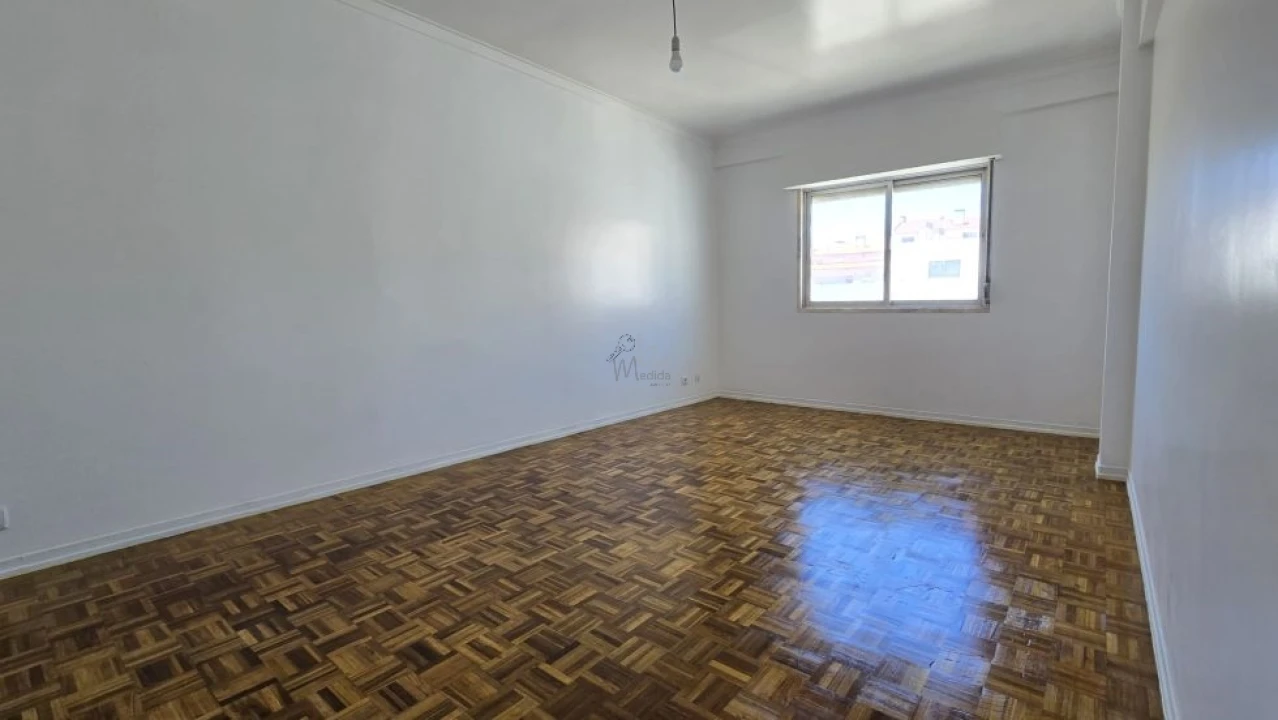 Apartamento T2 para Arrendamento em Mina de Água Foto 11