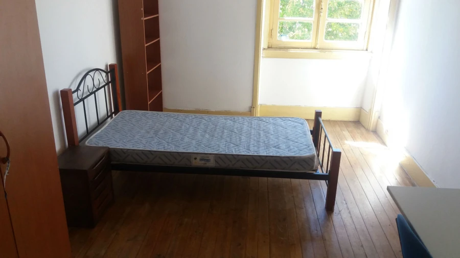 Apartamento T5 para Arrendamento em Santo Antonio dos Olivais Foto 3