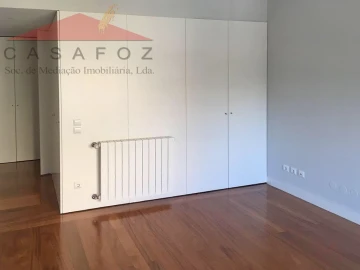 Apartamento T4 para Arrendamento em Aldoar, Foz do Douro e Nevogilde