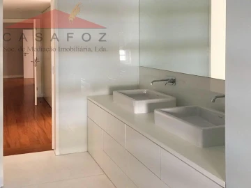 Apartamento T4 para Arrendamento em Aldoar, Foz do Douro e Nevogilde