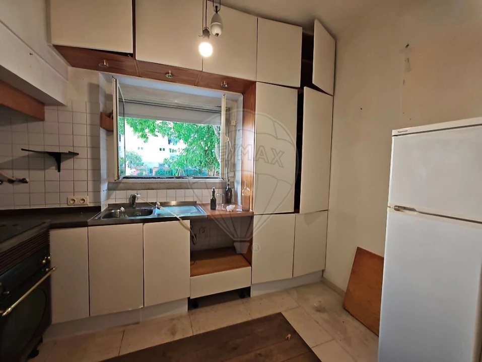 Apartamento T1 para Venda em Alvalade Foto 4