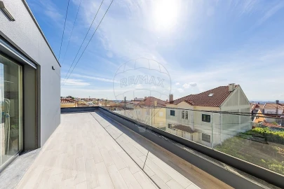 Moradia T4 para Venda em Pontinha e Famões