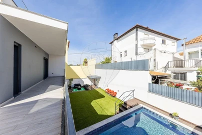 Moradia T4 para Venda em Pontinha e Famões