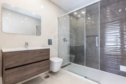 Moradia T4 para Venda em Pontinha e Famões