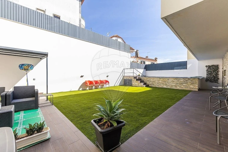 Moradia T4 para Venda em Pontinha e Famões Foto 30