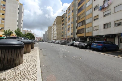 Loja para Venda em Massamá e Monte Abraão