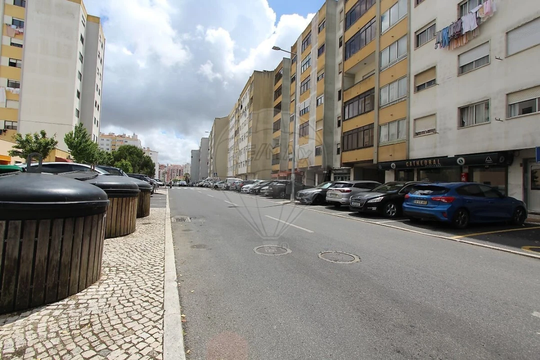 Loja para Venda em Massamá e Monte Abraão Foto 9