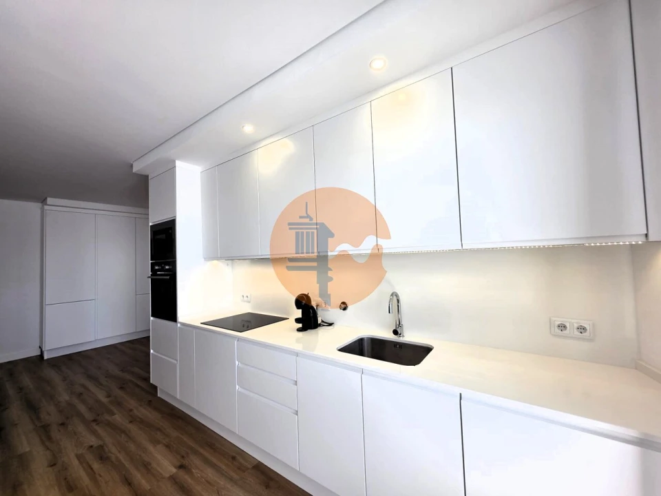 Apartamento T2 para Venda em Quelfes Foto 5