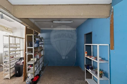 Loja para Arrendamento em Águas Livres