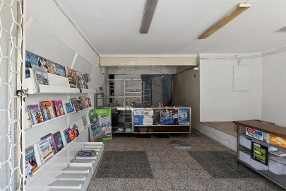 Loja para Arrendamento em Águas Livres
