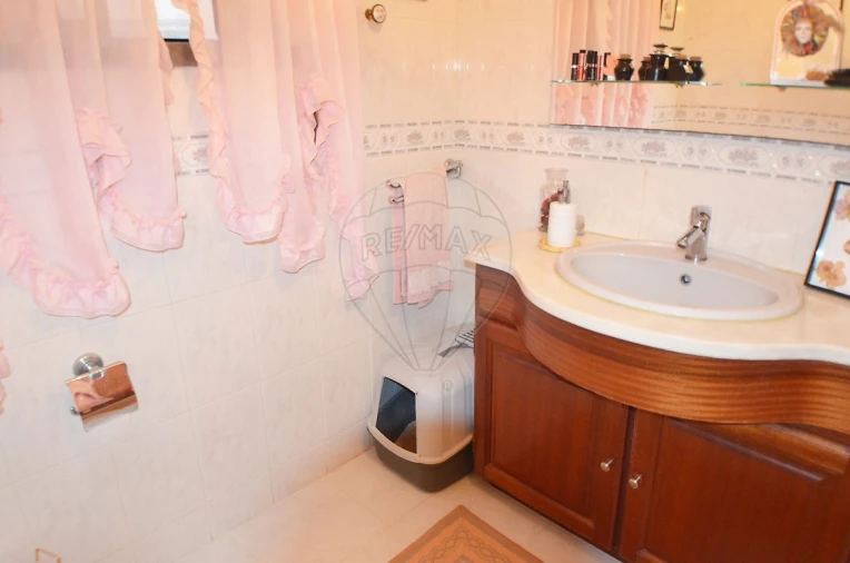 Moradia T4 para Venda em Alguber Foto 23