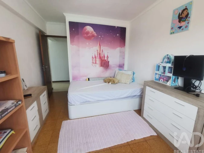 Apartamento T3 para Venda em Quelfes Foto 5