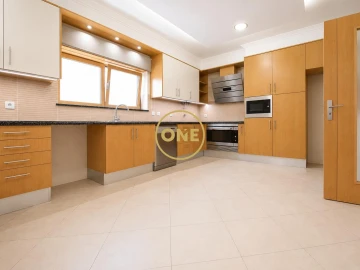 Moradia T5 para Venda em Algueirão-Mem Martins