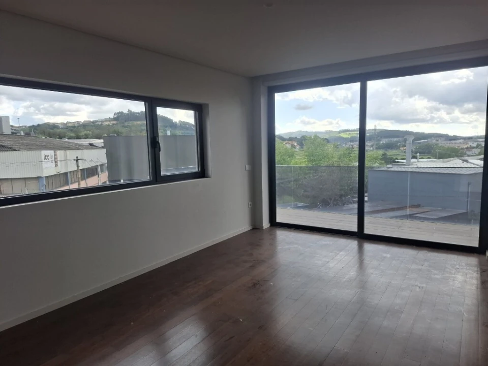 Moradia T4 para Venda em Urgezes Foto 4