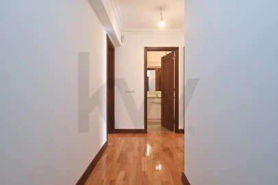 Apartamento T3 para Arrendamento em Campo de Ourique