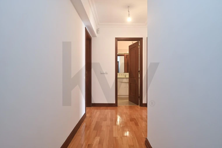 Apartamento T3 para Arrendamento em Campo de Ourique Foto 10