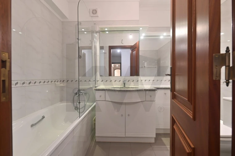 Apartamento T3 para Arrendamento em Campo de Ourique Foto 20