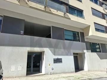 Loja para Venda em Santo António dos Cavaleiros e Frielas