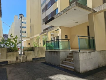 Loja para Venda em Santo António dos Cavaleiros e Frielas