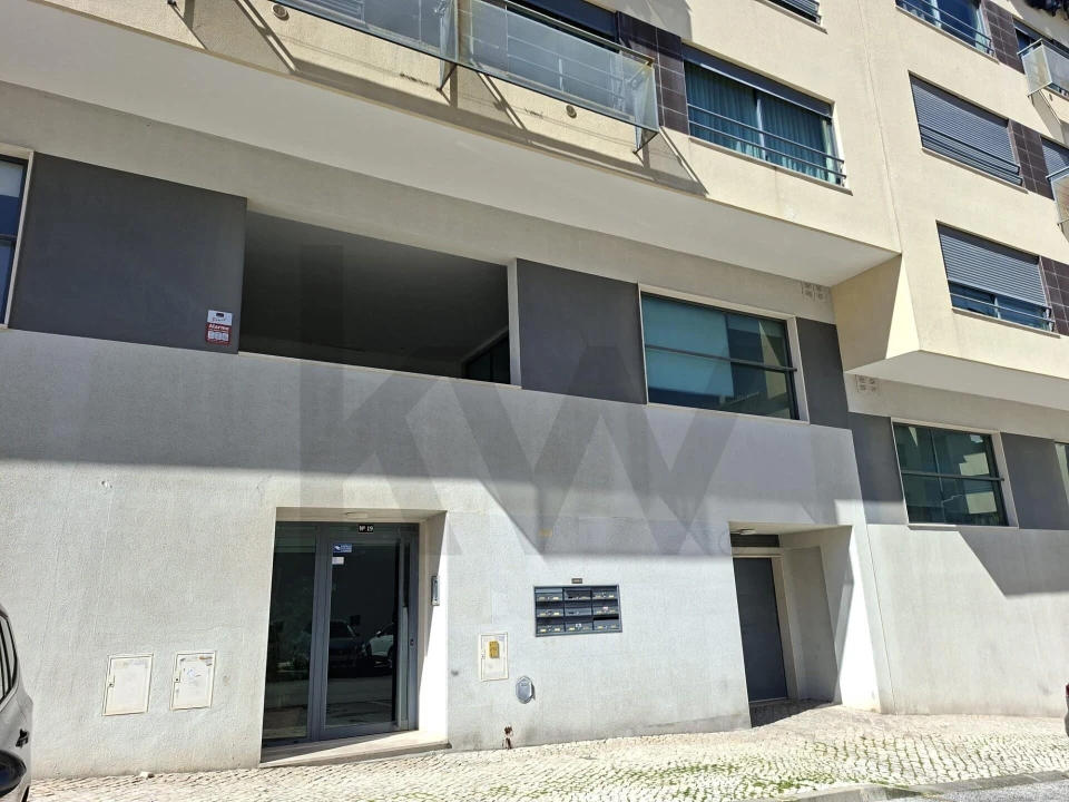 Loja para Venda em Santo António dos Cavaleiros e Frielas Foto 16