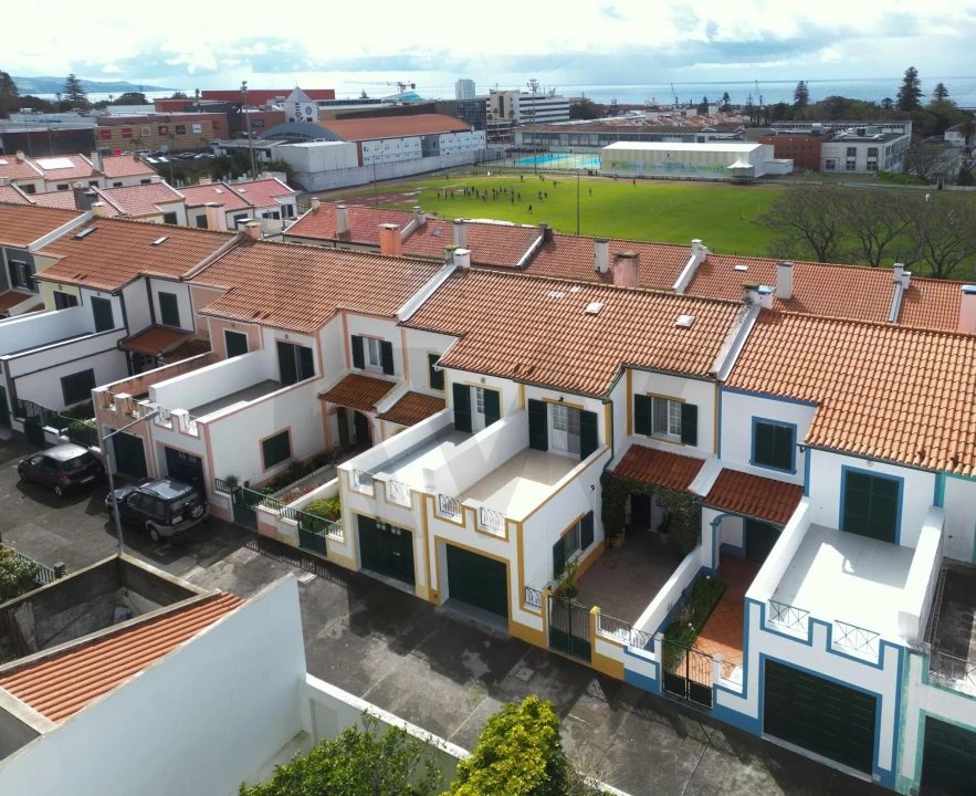 Moradia T3 para Venda em Ponta Delgada (São José) Foto 4