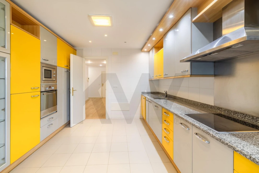Apartamento T4 para Arrendamento em Campolide Foto 11