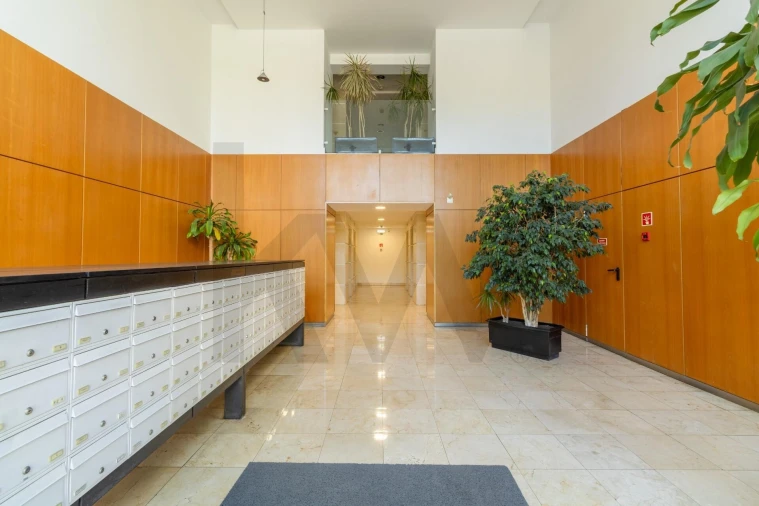 Apartamento T4 para Arrendamento em Campolide Foto 30