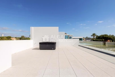 Moradia T6 para Venda em Quarteira