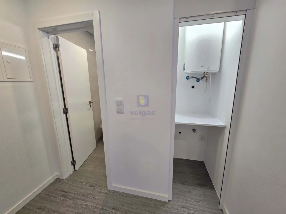 Apartamento T1 para Arrendamento em Campolide Foto 16