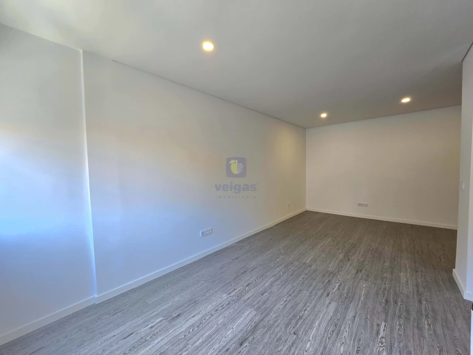 Apartamento T1 para Arrendamento em Campolide Foto 6