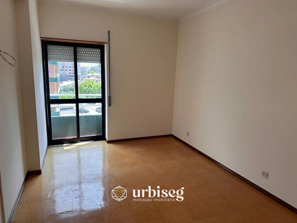 Apartamento T2 para Arrendamento em Tavarede Foto 8