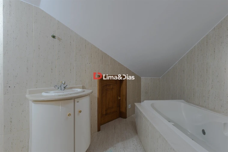 Moradia T7 para Venda em Negreiros e Chavão Foto 29