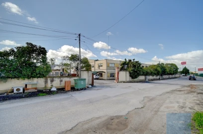 Armazém para Venda em Atalaia e Alto Estanqueiro-Jardia