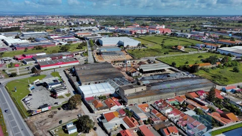 Armazém para Venda em Atalaia e Alto Estanqueiro-Jardia