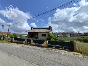 Moradia T3 para Venda em Colmeias e Memória