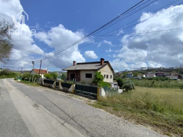 Moradia T3 para Venda em Colmeias e Memória