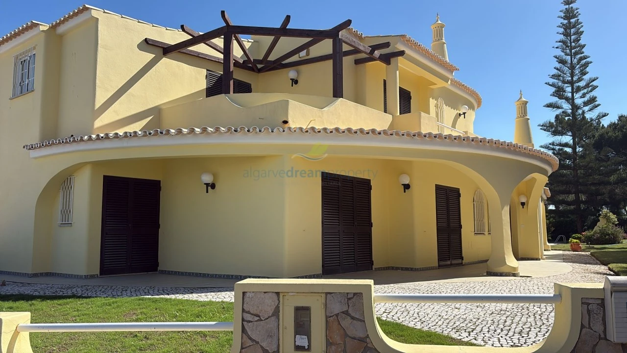 Moradia T5 para Venda em Quarteira Foto 10