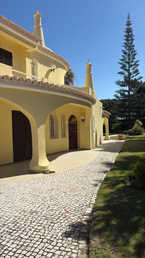 Moradia T5 para Venda em Quarteira