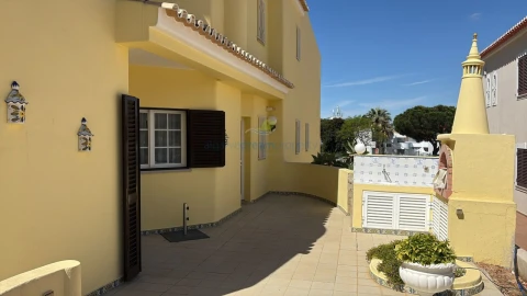 Moradia T5 para Venda em Quarteira